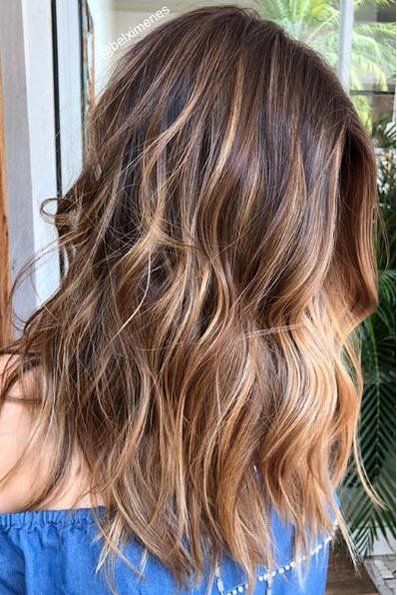 Beachy Highlights That Make Every Hair Color Look Perfectly Sunkissed: Cinnamon Blonde Cinnamon Blonde, Beachy Highlights, Beach Highlights, 90s Bob, California Hair, Cinnamon Hair, Guy Tang, Balayage Blonde, How To Lighten Hair