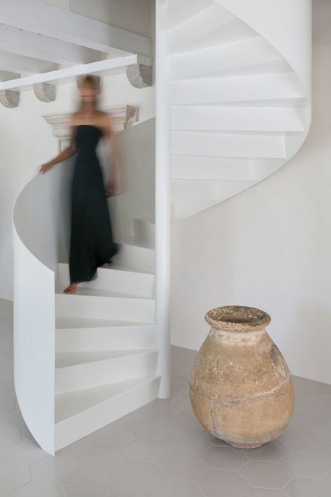 Round Stairs Design, Stairs Round, Round Stairs, Spiral Stairs Design, Modern Lodge, Spiral Stairs, Showroom Design, House Stairs, Staircase Design