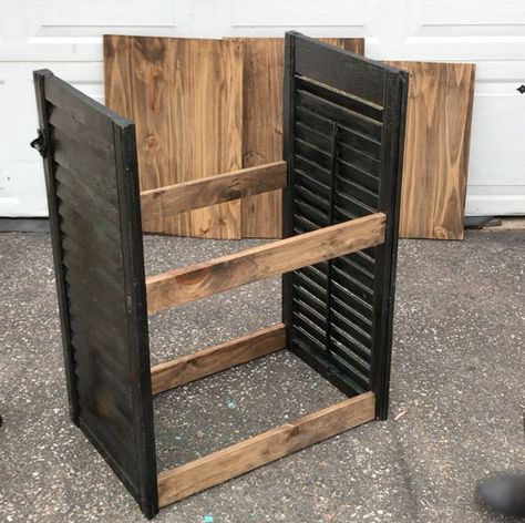 Next time you're at a flea market grab an old shutter for this gorgeous farmhouse kitchen idea! diy | diy home decor | diy kitchen | kitchen decor | kitchen upcycles | kitchen island | diy kitchen island | build a shelf | shelf | shelving | diy shelving | kitchen hacks | diy life hacks | upcycles | diy upcycles Reclaimed Door Projects, Shelves Made From Shutters, Crate Ideas Diy Home Decor, Repurpose Shutters Projects Diy, Diy Kitchen Shelf, Kitchen Hacks Diy, Farmhouse Kitchen Diy, Old Window Shutters, Shutter Shelf