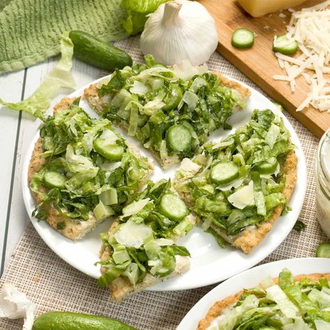 Best Viral Caesar Salad Chicken Crust Pizza Low-Carb Recipe Caesar Salad Chicken, Chicken Pizza Crust, Caesar Salad Pizza, Tiktok Chicken, Chicken Crust, Protein Pizza, Chicken Crust Pizza, Salad Chicken, Caesar Salad Recipe