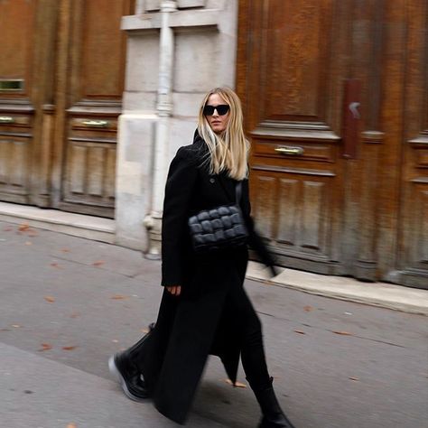 On the run 🍁 #Regram via @CGVHwZFgKrc Bottega Veneta Outfit, Bag Wardrobe, Black Chunky Boots, Bottega Veneta Boots, Wardrobe Nyc, All Black Looks, Smart Outfit, Fall Winter Wardrobe, Athleisure Fashion