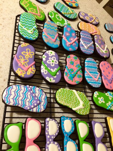 Flip flop cookies Flip Flop Painted Rocks, Flip Flop Rock Painting, Flip Flop Cookie, Summer Rocks, Painted Garden Rocks, Garden Rocks, Rocks Painted, Stone Art Painting, Hawaiian Theme