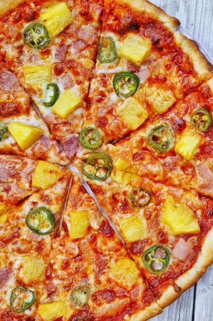 Spicy Hawaiian Pizza Hawaiian Pizza Recipe, Pizza With Chicken, Chicken And Pineapple, Calzone Recipe, Supreme Pizza, Leftover Pizza, Plain Chicken, Pizza Sauce Homemade, Chicken Sandwich Recipes