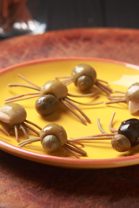 Make olives look like spooky spiders. Push capers into the top to make the spider heads and carefully poke rosemary leaves into the side of the olives to make the legs. Shudder! Childrens Halloween Party Food, Savoury Party Food, Party Food Kids, Childrens Halloween Party, Vampire Pumpkin, Diner Party, Spooky Halloween Party, Spooky Spiders, Rosemary Leaves