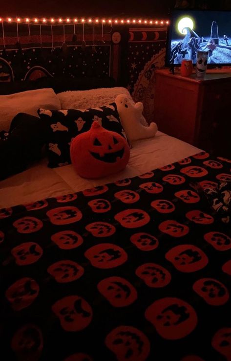 Bedroom Decorated For Halloween, Halloween Decorations Room Aesthetic, Halloween Decorated Room, Halloween Room Ideas Bedrooms, Halloween Room Ideas, Valentines Day Room Decor, Halloween Bedroom Ideas, Interior Designing Ideas, Halloween Bedroom Aesthetic