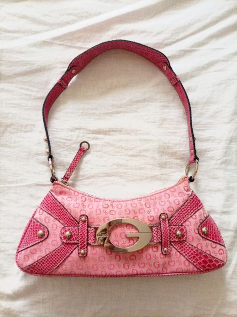 #guessbag #guess #vintageguessbag #vintagelover #pinkguessbag Pink Y2k Purse, Y2k Guess Bag, Vintage Guess Bag, Guess Bags Pink, Thrift Business, 2000s Theme Party, Aesthetic Purses, 2000s Theme, Y2k Ideas