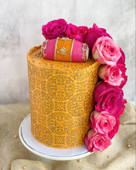 #southasianwedding #indianweddingtraditions #pakistaniweddingtraditions #dholkicake #mehndicake #haldicake #sangeetcake Dhol Cake Ideas, Mehndi Design Cake, Mehndi Cakes Ideas, Mehndi Cake Design, Dholki Cake Ideas, Gaye Holud Cake, Mehndi Cake Ideas, Haldi Cake Design, Mehandi Cake