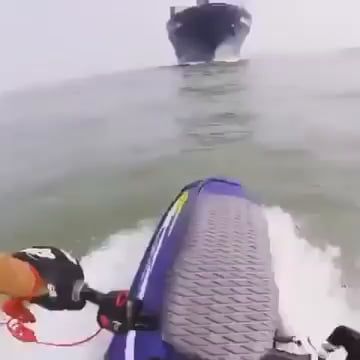 Jet skier almost gets sucked under a ship Ship Life, Meanwhile In Australia, Darwin Awards, Container Ship, Minion Jokes, Sport Food, Gaming Anime, Memes Cute, Food Memes