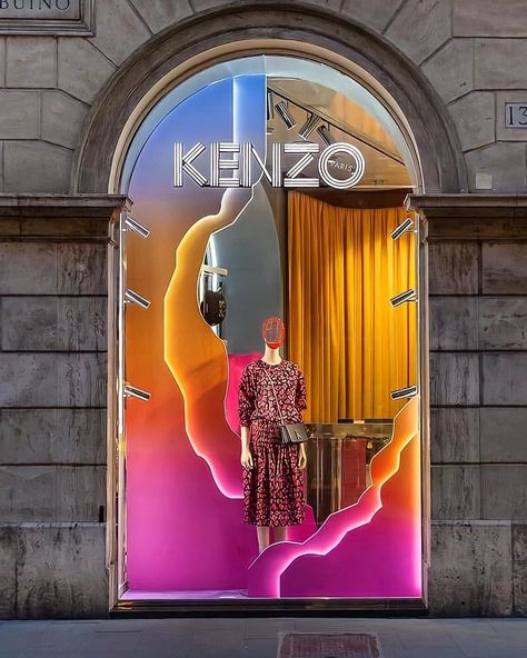 Mannequin Mall USA (@mannequin_mall) • Instagram-foto's en -video's Kenzo Window Display, Colourful Window Display, Beauty Window Display, Show Window Design, Window Shop Design, Display Window Design, Show Window Display, Retail Window Display Ideas, Show Window