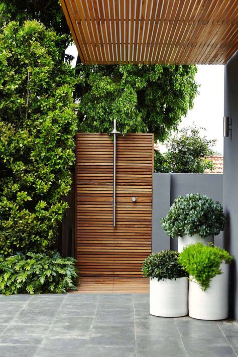 45 Stunning outdoor showers that will leave you invigorated Outdoor Shower Inspiration, Outdoor Bathroom Design, Pool Shower, Garden Shower, Outdoor Bathrooms, Contemporary Garden, Garden Living, Fence Design, Small Backyard Landscaping