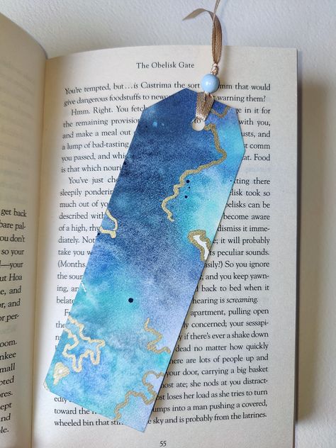 Original hand-painted watercolor bookmarks done in an abstract style. Limited edition of 18 blue/turquise bookmarks with golden drawing details.  Choose 2 bookmarks and get 1 free! DETAILS: All of my bookmarks are painted on 100% cotton watercolor paper (300 gsm) with professional quality watercolor paints that don't fade over time. Each one is an original & unique piece of artwork, designed and hand-painted by me. Please note that the colors displayed may vary from monitor to monitor. Some have Painting Bookmarks, Bookmarks Watercolor, Book Marker, Hand Painted Bookmarks, Watercolor Bookmarks Ideas, Bookmarks Acrylic Paint, Bookmarks Christmas, Painted Bookmarks, Abstract Bookmarks