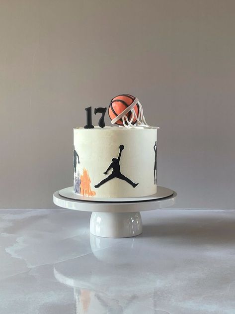 Basketball Birthday Cake Ideas, Sports Cake Ideas, Raptors Cake, Sports Birthday Cakes, Basketball Family, Jordan Cake, Basketball Birthday Cake, Basketball Themed Birthday Party, Football Birthday Cake