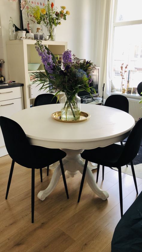 Love white and black combination in our new home in Amsterdam. White Dining Table Black Chairs, White Table Black Chairs, Table Black Chairs, White Pedestal Table, White Round Table, Living Dining Room Ideas, Black Velvet Chair, White Round Tables, Black Couches