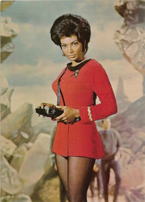 The mini skirt found its way into the future. Lieutenant Uhura's mini skirt was not unlike the ones worn by my classmates. Star Trek's Nichelle Nichols always wore it with class and elegance. Nichelle Nichols, Deep Space Nine, Photo Star, Septième Art, Christopher Eccleston, Star Trek Original, Vintage Black Glamour, Deep South, Star Trek Enterprise