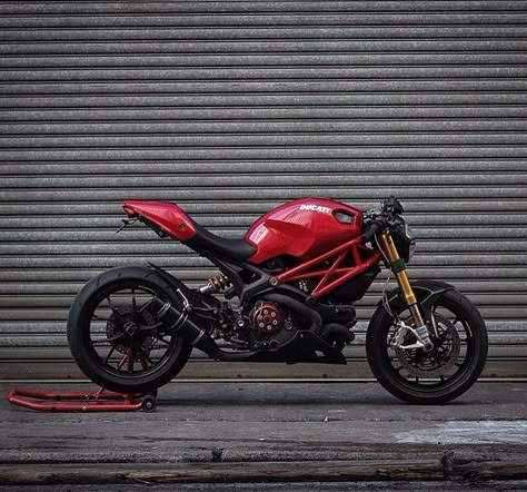 monstare Ducati 696, Ducati Monster Custom, Ducati Motorbike, Ducati Monster 821, Monster 696, Ducati Cafe Racer, Cafe Racer Moto, Moto Ducati, Custom Motorcycle Helmets