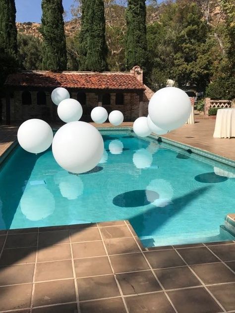 Diy Balloon Weight, Pool Wedding Decorations, Baby Shower For Men, Bbq Theme, Huge Balloons, Bohemian Bridal Shower, Pool Wedding, Jumbo Balloons, Pool Party Ideas