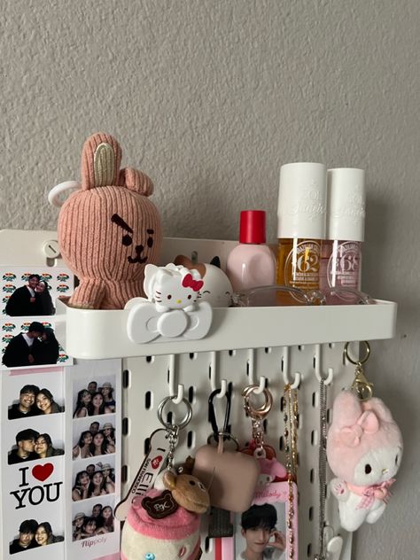 Daizchoii Aesthetic, Ikea Pinboard Ideas, Pegboard Inspo Kpop, Daizchoii Room, Ikea Pegboard Aesthetic, Ikea Pin Board, Skadis Ikea Ideas, Pegboard Ideas Aesthetic, Ikea Peg Board