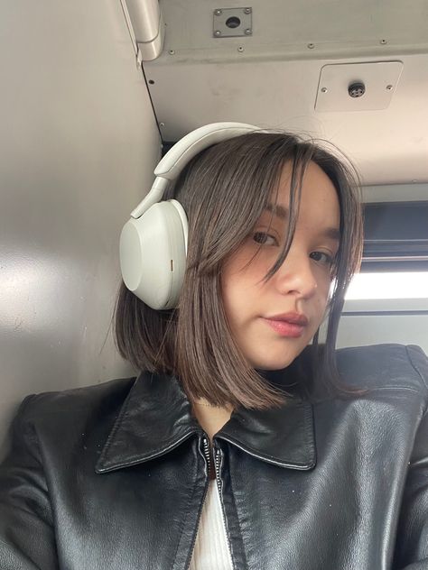 Headphone Outfit, Best Noise Cancelling Headphones, Girl With Headphones, Sony Headphones, Curly Hair Photos, White Headphones, Ear Style, Noise Cancelling Headphones, Google Assistant