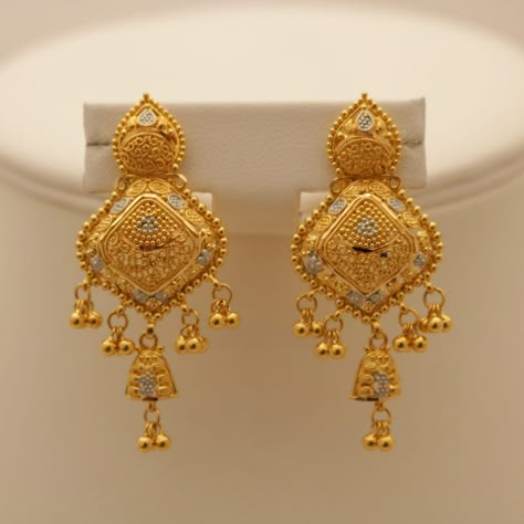 Gold Earrings For Marriage, Gold Heavy Earrings, Earings Design Gold New Model, Gold Earrings Designs New Model, Gold Rings Indian, Gold Earrings Designs For Wedding, Gold Rings Jewelry Design, Mehndi Jewellery, Dubai Gold Jewelry