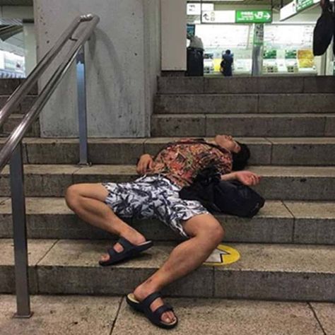 Insane Photographs Of Incredibly Drunk People In Public. - Page 13 of 31 - True Activist Sidewalk Aesthetic, Public Stairs, Sleeping People, People In Public, Crocs Echo, Drunk People, Sleep Funny, Typographic Poster, Falling Asleep