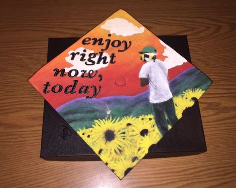 College Grad Cap Ideas, Graduation Cap Decoration Diy, High School Graduation Cap, College Graduation Cap Decoration, Grad Cap Designs, Diy Graduation Cap, Graduation Cap Designs, Graduation Cap Decoration, Cap Decorations