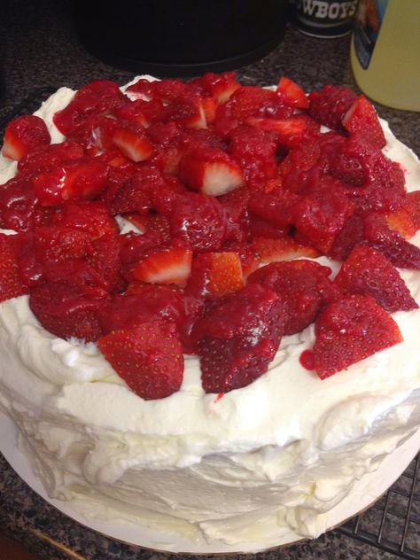 Strawberry Cake With Whipped Cream, Berry Yogurt Cake, Whipped Cream Cheese Icing, Strawberry Whipped Cream Cake, Strawberry Cream Cheese Icing, Sour Cream Icing, Whipped Cream Frosting Recipe, Strawberry Lemon Cake, Cream Cheese Icing Recipe