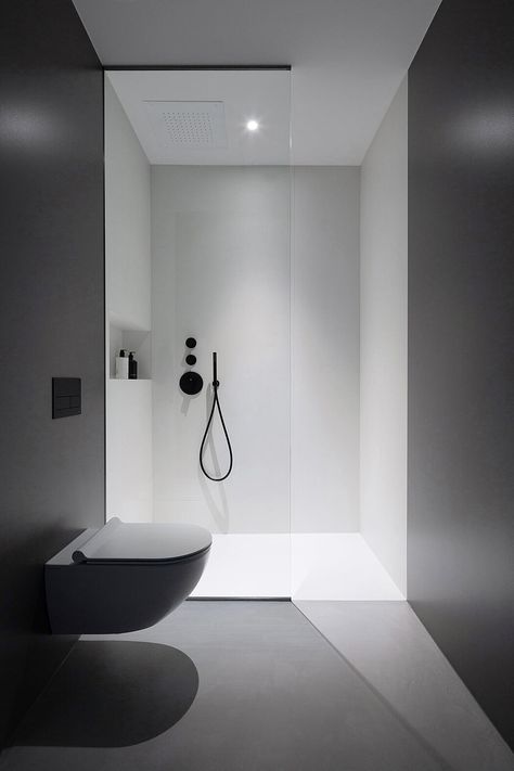 Gray House: A Modern Sanctuary with a Hidden Garden Minimalist Bathroom Design, Cool Room Designs, Gray House, Architecture Bathroom, Bathroom Redesign, Grey Houses, Dark Home, Urban Modern, Salon Decor