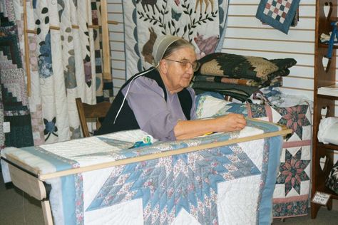 amish quilts | Amish Delights - Hand-Made Custom Crafted Bed Quilts from the Amish ... Amish Quilts Pennsylvania Dutch, Amische Quilts, Amish Living, Amish Culture, Amish Quilt, Amish Life, Quilt Stories, Quilt Club, Amish Community