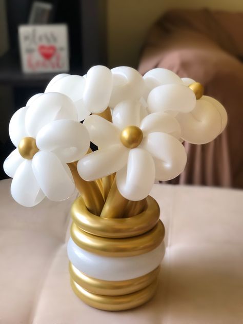 Small Balloon Bouquet Ideas, Bucket Balon, Balloon Bucket, Balloon Flower Bouquet, Flower Balloons Diy, Flower Balloons, Balloon Bouquet Diy, Food Bouquet, Bucket Ideas