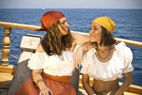 Two women dressed as pirates on boat Lady Pirate Costume, Pirate Costume Ideas, Diy Pirate Costume, Diy Pirate, Pirate Costume Diy, Female Pirate, Pirate Costumes, Pirate Dress, Party Boat