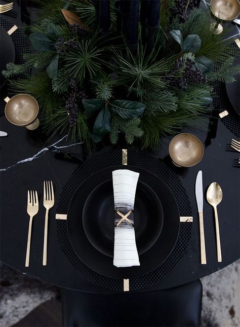 a black table with black plates and cahrgers, lsuh evergreens and gold cutlery for a moody tablescape Industrial Wedding Table, Moody Tablescape, Gold Table Setting, Sarah Sherman, Table Seating Chart, Tafel Decor, Diy Event, Christmas Tablescape, Table Set Up