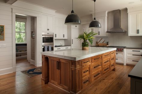 Pros and Cons: Painted vs. Stained Kitchen Cabinets Stained Island, Off White Kitchen Cabinets, Marble Floor Kitchen, Beach Style Kitchen, Stained Kitchen Cabinets, Off White Kitchens, Classic White Kitchen, Transitional Dining Room, Painted Cupboards