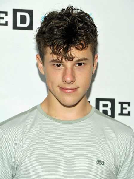 nolan gould as cosmo Bistro Huddy, Luke Dunphy, Fine Celebrities, Nolan Gould, Dr Marvel, Real Family, Hair Inspiration Short, Smash Cake, Robert Pattinson