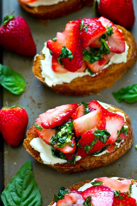 Mascarpone Appetizer, Mascarpone Bruschetta, Berry Appetizers, Strawberry Basil, Bruschetta Recipe, Toasted Bread, Fresh Strawberries, Party Food Appetizers, Food Platters