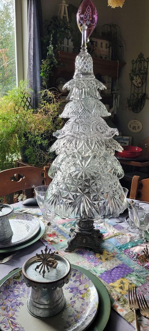 Crystal Bowl Tree, Christmas Tree Made From Crystal Bowls, Crystal Christmas Tree Diy, Crystal Trees Diy, Crystal Bowls Decor Ideas, Glass Bowl Christmas Tree Diy, Crystal Bowl Christmas Tree, Diy Crystal Christmas Tree, Old Christmas Tree Repurpose