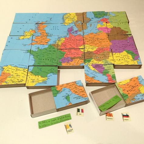 Learning geography the fun way: we made a puzzle with match boxes. We put flags and curiosities of each country inside them. Geography School Projects, Geography For Elementary School, Interactive Geography Bulletin Board, Classroom Map Activity, Geography Display Primary, Learning Geography, Social Studies Projects, Creative School Project Ideas, Social Studies Education