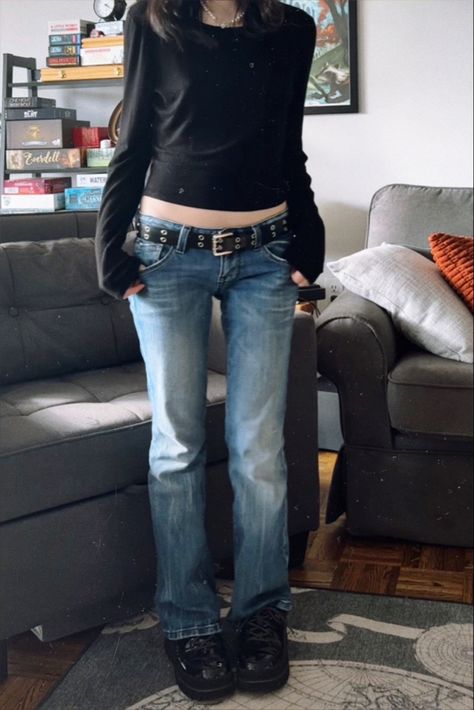 Alt Low Rise Jeans Outfit, Low Rise Grunge Jeans, Emo Jeans Outfit, Low Rise Jeans Outfit 2000s Grunge, Y2k Miss Me Jeans Outfit, Alt Jeans Outfit, Alt Outfits Jeans, Grunge Jeans Outfit, 2000s Jeans Outfit