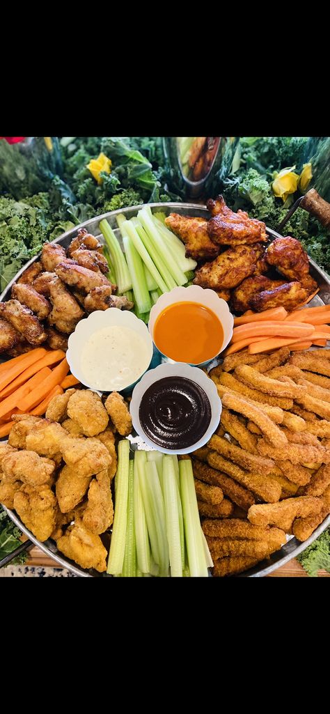 Chicken Platter Ideas Parties Food, Wings And Fries Charcuterie Board, Chicken Board Platter, Charcuterie Board With Chicken Wings, Charcuterie Board Wings, Chicken Wings Birthday Party, Chicken Wings Charcuterie Board Ideas, Pizza And Wings Charcuterie Board, Hot Wing Charcuterie Board