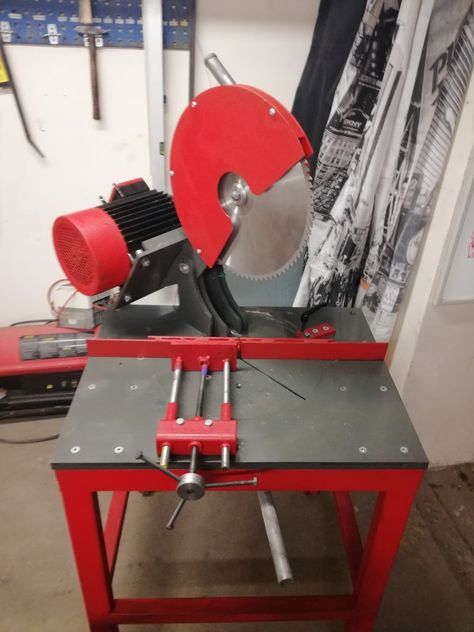 Diy Chop Saw Stand, Chain Shipping Saw, Diy Saw Horses Folding, Metal Band Saw, Decorative Wall Molding, Machine Shop Projects, Chop Saw, Welding Tables, Welded Furniture