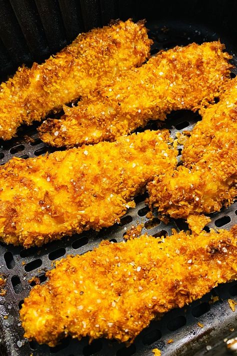 chicken tenders in air fryer basket Airfryer Cornflake Chicken, Cornflake Chicken Air Fryer, Air Fryer Cornflake Chicken, Crispy Air Fryer Chicken Breast, Dorito Chicken Tenders, Cornflake Chicken, Chicken Delight, Crusted Chicken Tenders, Parmesan Fries