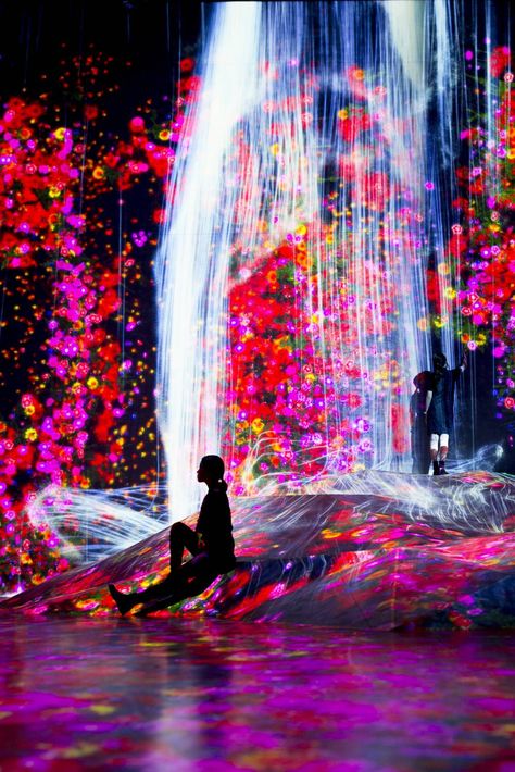 Universe of Water Particles on a Rock where People Gather | teamLab / チームラボ Teamlab Tokyo, Art Museum Architecture, Digital Art Museum, Teamlab Borderless, Digital Media Art, Experiential Art, Tokyo Museum, Museum Photography, Museum Interior