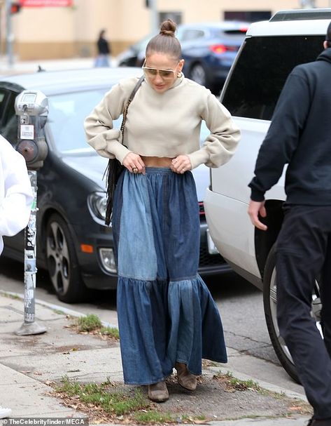 Stylish: The singer paired her chic outfit with a cropped cream turtleneck sweater Tiered Maxi Skirt Outfit, Tiered Skirt Outfit, Skirt And Cowboy Boots, Denim Washes, Dior Style, Scene Style, Cream Turtleneck Sweater, Geometric Patchwork, Cream Turtleneck