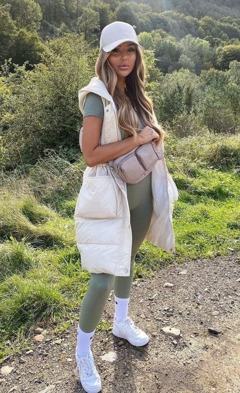 Stone Leggings Outfit, Sage Leggings Outfit, Sage Green Leggings Outfit, Green Leggings Outfit Winter, Light Green Leggings Outfit, Green Leggings Outfit Casual, Ribbed Leggings Outfit, Olive Green Leggings Outfit, Green Leggings Outfit