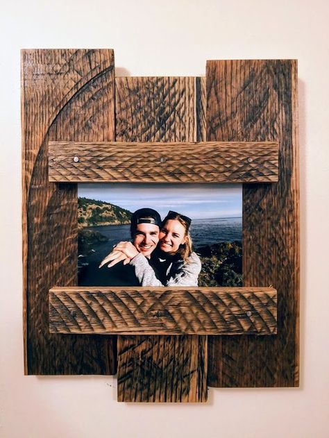 How To Build A DIY Pallet Wood Picture Frame Picture Frames Diy, Pallet Pictures, Small Pallet, Frames Diy, Diy Pallet Wall, Diy Wood Pallet Projects, Wood Crafting, Wood Projects For Beginners, Wood Pallet Wall