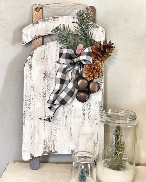 999 Likes, 46 Comments - 𝕋𝕒𝕟𝕪𝕒 (@lovedecorandmore8) on Instagram: “🖤Welcome to Week 16 of DOLLAR TREE DIY Tour! Join us to meet new friends & discover amazing DT…” Dollar Tree Sled Makeover, Dollar Tree Sled, Antique Christmas Cards, Cabin Christmas Decor, Farmhouse Winter Decor, Wood Sled, Snowmen Crafts, Prize Gifts, Christmas Sled