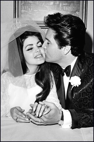 elvis and priscilla wedding Presley Wedding, Priscilla Presley Wedding, Chic Vintage Bride, Elvis Films, Elvis Wedding, Elvis And Me, Chic Vintage Brides, Sofia Loren, Edward Norton