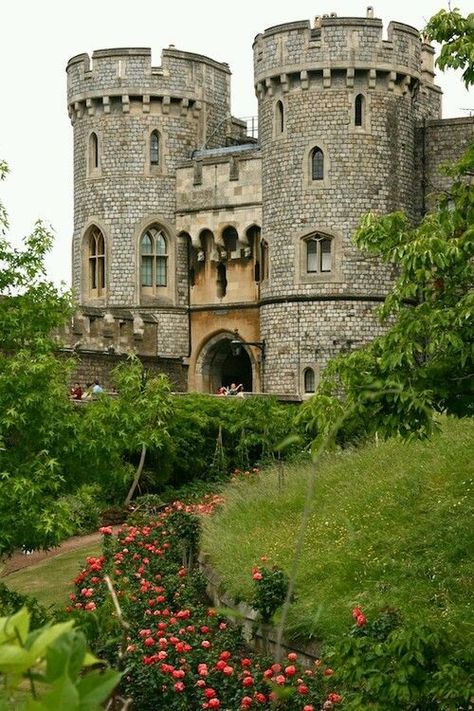 Old Castle, Chateau Medieval, Castle Mansion, Real Estat, Castle House, Castle Ruins, Chateau France, Windsor Castle, Beautiful Castles