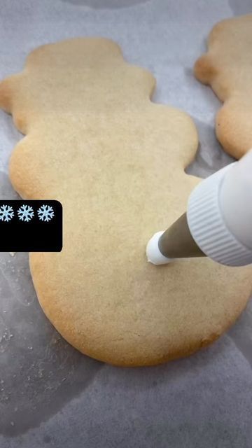 Heather on Instagram: "⛄️cookies #snow #snowman #winter #cookie #cookiedecorating #christmas #christmascookies #nostalgia #throwbackmusic" Snowmen Cookies Decorated, Snowman Sugar Cookies Royal Icing, Snowman Sugar Cookies Decorated, Snowman Cookies Decorated, Christmas Snowman Cookies, Snowman Sugar Cookies, Snowman Cookies Recipe, Snowglobe Cookies, Snowmen Cookies