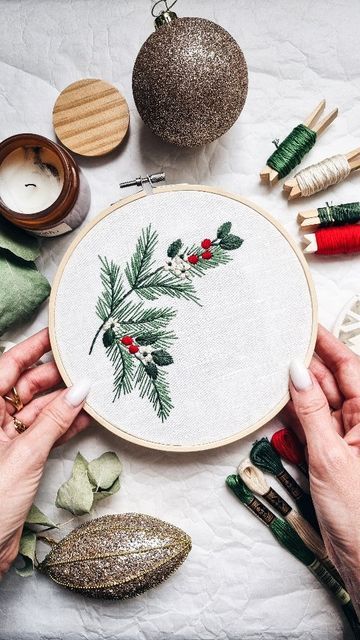 Winter Embroidery Ideas, Christmas Embroidery Tutorial, Winter Embroidery Patterns, Loop Embroidery, Xmas Embroidery, Embroidery Floss Crafts, Christmas Hand Embroidery, Embroidery Winter, Winter Greens