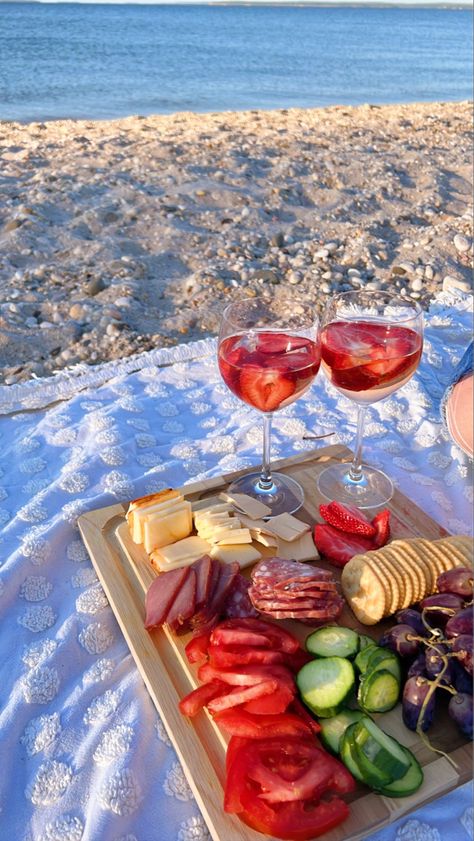 Summer Bucket List For Couples, Bucket List Ideas Summer, Beach Picnic Foods, Romantic Beach Picnic, Beach Picnic Party, Summer Bucket List For Teens, Picnic Date Food, Bucket List For Teens, Beach Dinner